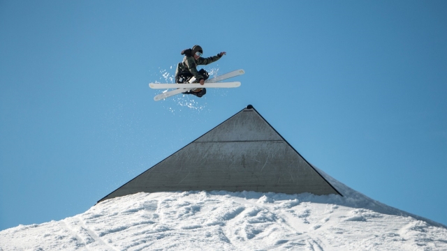 早报｜苹果多模态大模型悄然发布 ／ 董宇辉已成立新公司 ／ 马斯克 2023 年财富增长 7700 亿